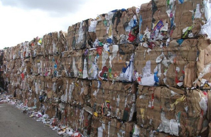 kiện giấy phế liệu nằm chờ sẵn